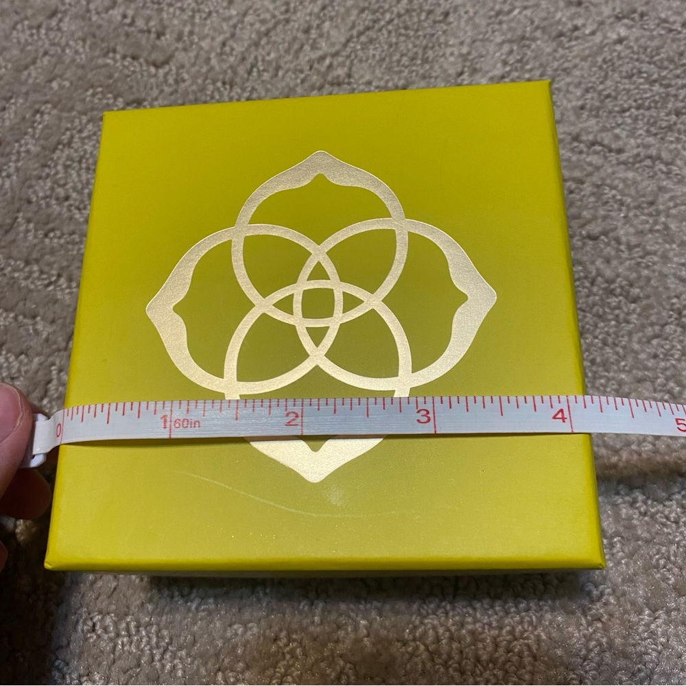New in Box {Kendra Scott} Boxed Mini Elisa Gold-Tone Pendant Necklace - Picture 10 of 14